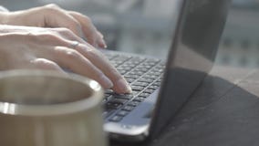 Frau, die auf einem Laptop schreibt stock video footage Frau, die auf einem Laptop schreibt stock video footage