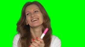 Frau, die auf junger glücklicher werdender Mutter des schwangeren Tests schaut stock video footage Frau, die auf junger glücklicher werdender Mutter des schwangeren Tests schaut stock video footage