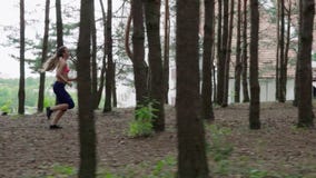 Frau, die in den Wald läuft Frau, die in den Wald läuft