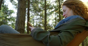 Frau, die ein Buch im Wald 4k liest stock video footage Frau, die ein Buch im Wald 4k liest stock video footage