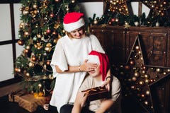 Frau, die ein Geschenk ihrem Ehemann darstellt stockbild Frau, die ein Geschenk ihrem Ehemann darstellt stockbild