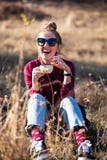 Frau, die einen Tasse Kaffee draußen hat lizenzfreies stockfoto Frau, die einen Tasse Kaffee draußen hat lizenzfreies stockfoto
