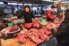Frau, die Fleisch auf einem lokalen Markt in Hanoi, Vietnam verkauft Stockbild Frau, die Fleisch auf einem lokalen Markt in Hanoi, Vietnam verkauft Stockbild