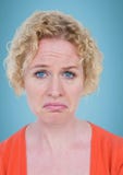 Frau, die gegen blauen Hintergrund schmollt lizenzfreie stockfotografie Frau, die gegen blauen Hintergrund schmollt lizenzfreie stockfotografie