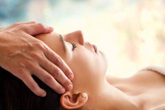 Frau, die Gesichtsmassage hat stockbilder Frau, die Gesichtsmassage hat stockbilder