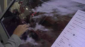 Frau, die großes mit Berührungseingabe Bildschirm verwendet stock footage Frau, die großes mit Berührungseingabe Bildschirm verwendet stock footage