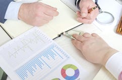 Frau, die ihrem Teilhaber Bestechungsgeld gibt Konzept des Korruptionssystems lizenzfreie stockfotografie Frau, die ihrem Teilhaber Bestechungsgeld gibt Konzept des Korruptionssystems lizenzfreie stockfotografie