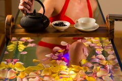 Frau, die im Badekurort mit Farbentherapie badet stockfoto Frau, die im Badekurort mit Farbentherapie badet stockfoto