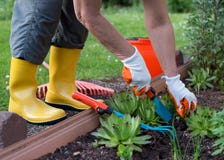 Frau, die im Garten mit Schaufel und Rührstange arbeitet stockfoto Frau, die im Garten mit Schaufel und Rührstange arbeitet stockfoto