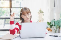 Frau, die im Raum arbeitet stockbild Frau, die im Raum arbeitet stockbild