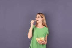 Frau, die Kartoffelchips isst lizenzfreies stockfoto Frau, die Kartoffelchips isst lizenzfreies stockfoto