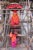 Frau, die in Kathmandu betet lizenzfreie stockbilder Frau, die in Kathmandu betet lizenzfreie stockbilder