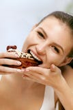 Frau, die Kuchen isst Schöner weiblicher Essennachtisch stockbilder Frau, die Kuchen isst Schöner weiblicher Essennachtisch stockbilder