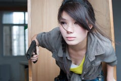 Frau, die mit Gewehren aufwirft lizenzfreies stockbild Frau, die mit Gewehren aufwirft lizenzfreies stockbild