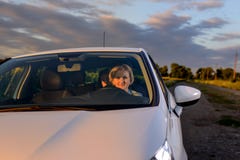 Frau, die nachts auf einer Landstraße fährt stockbilder Frau, die nachts auf einer Landstraße fährt stockbilder