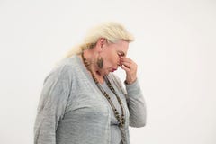Frau, die Nasenschmerz hat lizenzfreie stockfotos Frau, die Nasenschmerz hat lizenzfreie stockfotos
