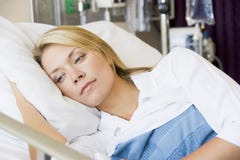 Frau, die sich im Bett hinlegt Lizenzfreies Stockbild Frau, die sich im Bett hinlegt Lizenzfreies Stockbild
