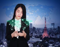 Frau, die Smartphone mit Weltsocial media-Netz verwendet Stockbild Frau, die Smartphone mit Weltsocial media-Netz verwendet Stockbild