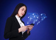 Frau, die Smartphone mit Weltsocial media-Netz verwendet Stockbilder Frau, die Smartphone mit Weltsocial media-Netz verwendet Stockbilder