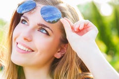 Frau, die Sonnenbrille und das Lächeln hält stockfotografie Frau, die Sonnenbrille und das Lächeln hält stockfotografie