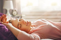 Frau, die sonnigen Morgen genießt lizenzfreies stockbild Frau, die sonnigen Morgen genießt lizenzfreies stockbild