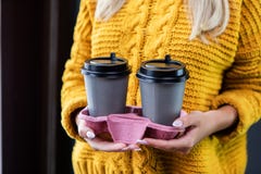 Frau, die speziellen Behälter für zwei Tasse Kaffees hält stockfotografie Frau, die speziellen Behälter für zwei Tasse Kaffees hält stockfotografie