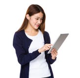 Frau, die Tablettecomputer anhält lizenzfreie stockfotografie Frau, die Tablettecomputer anhält lizenzfreie stockfotografie