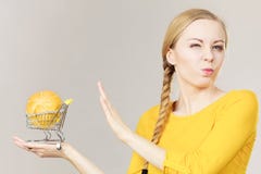 Frau, die Warenkorb mit Brot hält lizenzfreie stockfotos Frau, die Warenkorb mit Brot hält lizenzfreie stockfotos