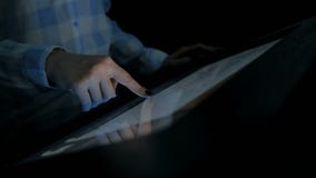 Frau, die wechselwirkende Anzeige des Bildschirm- am Museum der zeitgen?ssischen Geschichte verwendet stock footage Frau, die wechselwirkende Anzeige des Bildschirm- am Museum der zeitgen?ssischen Geschichte verwendet stock footage