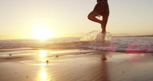 Frau, die Yoga auf dem Strand tut stock footage Frau, die Yoga auf dem Strand tut stock footage
