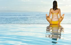 Frau, die Yoga am Poolside tut lizenzfreies stockfoto Frau, die Yoga am Poolside tut lizenzfreies stockfoto