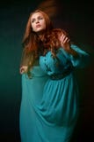 Frau in einem blauen Kleid stockbild Frau in einem blauen Kleid stockbild