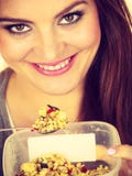 Frau essen Hafermehl mit trockenen Früchten nähren stockfotografie Frau essen Hafermehl mit trockenen Früchten nähren stockfotografie
