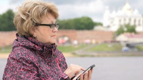 Frau gekleidet in der Sportjacke, die Handy hält stock video Frau gekleidet in der Sportjacke, die Handy hält stock video