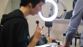 Frau hält in ihrem Handfeger für Make-up stock footage Frau hält in ihrem Handfeger für Make-up stock footage