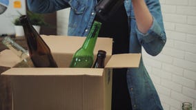 Frau im Büro, das Glasabfall in Wiederverwertungsbehälter einsetzt stock footage Frau im Büro, das Glasabfall in Wiederverwertungsbehälter einsetzt stock footage