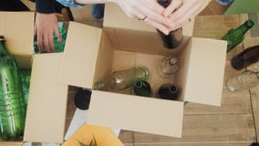 Frau im Büro, das Glasabfall in Wiederverwertungsbehälter einsetzt stock video Frau im Büro, das Glasabfall in Wiederverwertungsbehälter einsetzt stock video