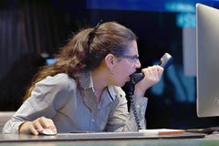 Frau im Druck vor Computer lizenzfreies stockbild Frau im Druck vor Computer lizenzfreies stockbild