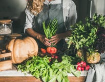Frau im Schutzblech, das grüne Bohnen für den Schnitt auf Zähler zubereitet lizenzfreies stockfoto Frau im Schutzblech, das grüne Bohnen für den Schnitt auf Zähler zubereitet lizenzfreies stockfoto