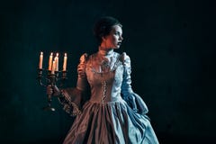 Frau im viktorianischen Kleid lizenzfreie stockfotografie Frau im viktorianischen Kleid lizenzfreie stockfotografie