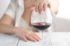 Frau lehnte ein Glas Wein ab stockbilder Frau lehnte ein Glas Wein ab stockbilder
