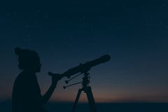Frau mit astronomischem Teleskop Sternenklare Nachtkonstellationen, lizenzfreies stockbild Frau mit astronomischem Teleskop Sternenklare Nachtkonstellationen, lizenzfreies stockbild