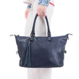 Frau mit blauer Handtasche in den Händen Lokalisierter weißer Hintergrund stockfotografie Frau mit blauer Handtasche in den Händen Lokalisierter weißer Hintergrund stockfotografie