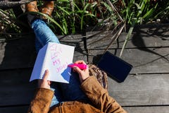 Frau mit digitaler Tablette und Anmerkungen in der Natur - lieben Sie meinen Job stockfoto Frau mit digitaler Tablette und Anmerkungen in der Natur - lieben Sie meinen Job stockfoto