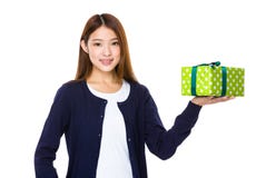 Frau mit einem Geschenk stockfotos Frau mit einem Geschenk stockfotos