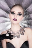 Frau mit hellem Make-up und mit Satzschmuck Lizenzfreie Stockbilder Frau mit hellem Make-up und mit Satzschmuck Lizenzfreie Stockbilder