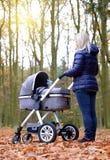 Frau mit Kinderwagen lizenzfreie stockbilder Frau mit Kinderwagen lizenzfreie stockbilder