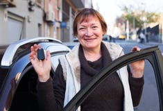 Frau mit Schlüsseln nähern sich Auto Stockbild Frau mit Schlüsseln nähern sich Auto Stockbild