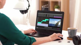 Frau mit Videotexteditorprogramm ?ber Laptop zu Hause stock video footage Frau mit Videotexteditorprogramm ?ber Laptop zu Hause stock video footage