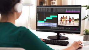 Frau mit Videotexteditorprogramm über Computer stock video Frau mit Videotexteditorprogramm über Computer stock video